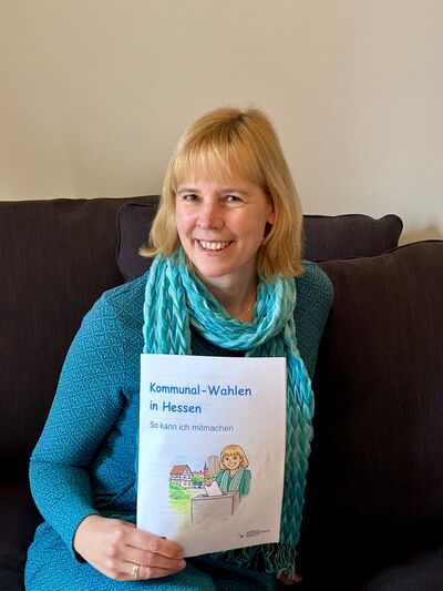 Anne Badmann mit dem Infoheft zur Kommunalwahl